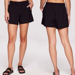 Avalanche Outdoor supply company black shorts medium